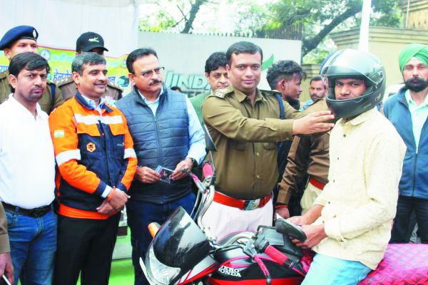 बिना हेलमेट चालकों को नि:शुल्क हेलमेट वितरित 