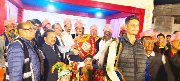 पिता की स्मृति में तीन साल से पुरस्कार दे रहे अमित 