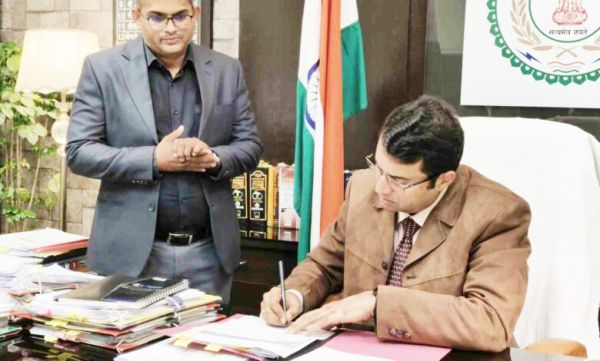 कलेक्टर ने प्रशासक का पदभार संभाला 