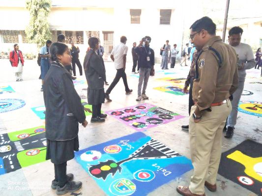 स्कूली बच्चों ने यातायात जागरूकता के प्रति बढ़ाया कदम