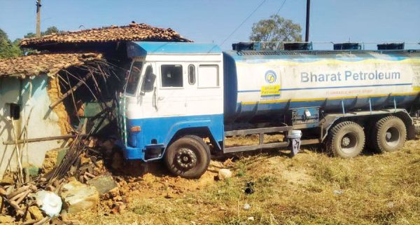 डीजल लोड टैंकर बाईक सवारों को बचाने घर में घुसी, दो गंभीर
