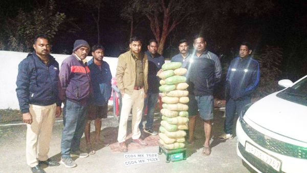 गांजा लोड कार जब्त, तस्कर भागे 