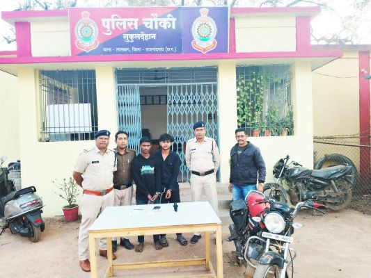 चाकू दिखाकर लूट, नाबालिग समेत 4 गिरफ्तार