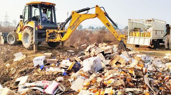 जब्त हजारों लीटर शराब की बोतलों पर चलाई जेसीबी