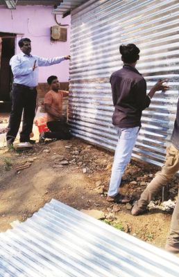 बेघर बुजुर्ग महिला के लिए समाजसेवियों नेे बनाया घर