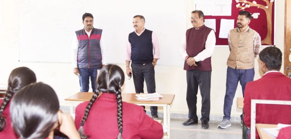 कलेक्टर पहुंचे नवोदय स्कूल, आवासीय सुविधाओं को बढ़ाने दिए निर्देश