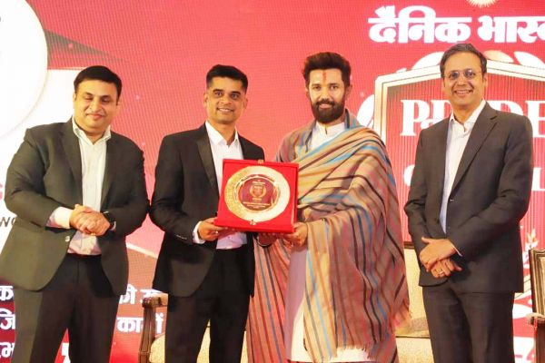 उद्योग मंत्री से दिल्ली में सम्मानित हुए विभाष सिंह 