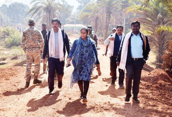 कलेक्टर ने किया सुदूरवर्ती गांव कच्चापाल का निरीक्षण
