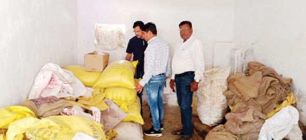 गोदामों में छापा, 149 क्विंटल धान जब्त