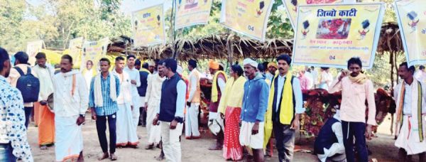  पेनकरसाड़ जात्रा में हजारों आदिवासी जुटे