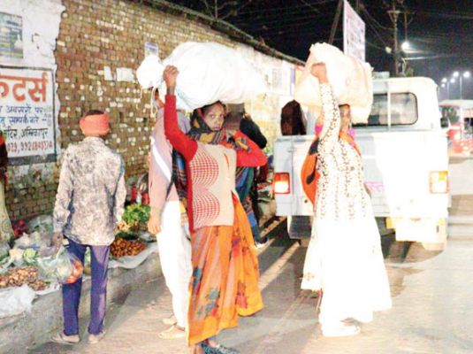 सब्जी कारोबारियों को फुटपाथ खाली रखने निर्देश