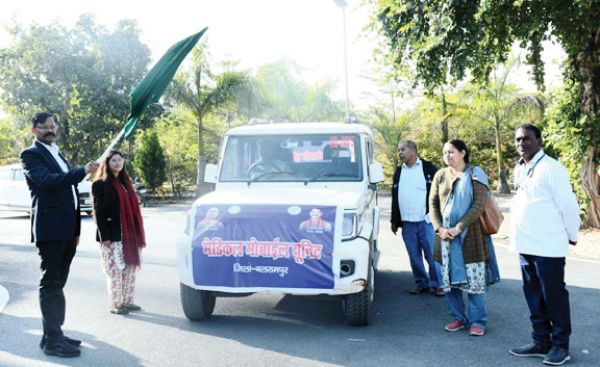 कलेक्टर ने मेडिकल मोबाईल यूनिट को दिखाई झंडी