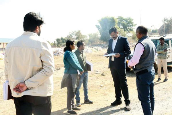 कलेक्टर ने समिति प्रबंधक समेत अधिकारियों को लगाई फटकार