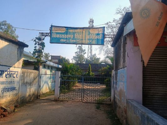 सीतापुर बीईओ, बाबू व शिक्षक रिश्वत लेते गिरफ्तार