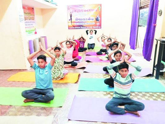 समाज कल्याण विभाग की पहल योग में जुड़ रहे तीन पीढ़ी के लोग
