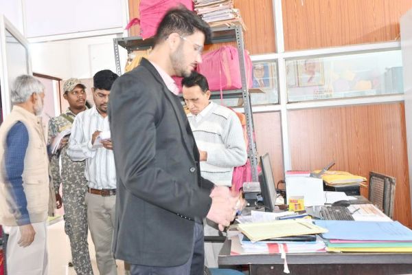 कई अधिकारी- कर्मचारी गैरहाजिर, नोटिस 