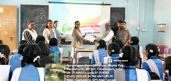 प्राध्यापक स्कूली बच्चों को शिक्षा  नीति के बारे में दे रहे जानकारी