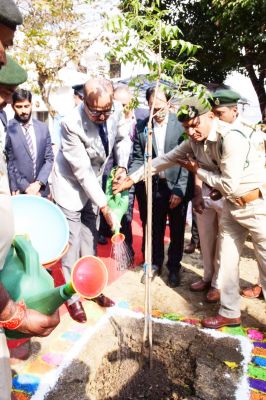 राज्यपाल डेका ने किया पौधरोपण