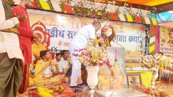 पंच कुंडीय महायज्ञ व भागवत कथा में शामिल हुए नीलू चंद्रवंशी