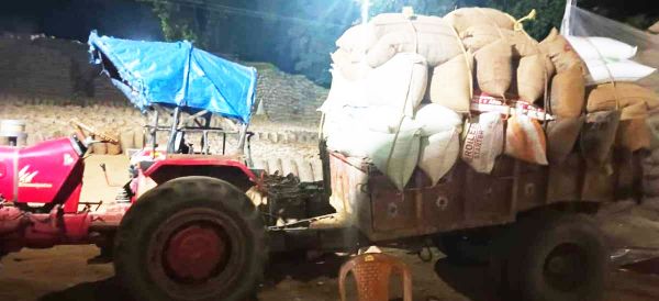 अवैध धान परिवहन करते पिकअप- ट्रैक्टर जब्त