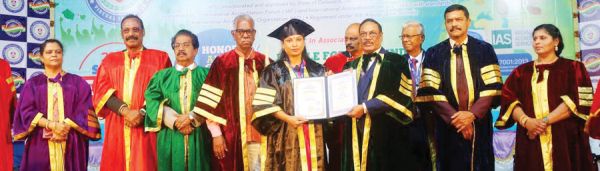 शैनी रविंद्र को डॉक्टरेट की मानद उपाधि