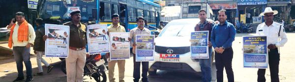 यातायात सुरक्षा जागरूकता अभियान: ऑटो रिक्शा और बसों में लगाए गए फ्लैक्स-पोस्टर