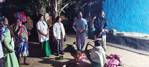 फूड पॉइजनिंग से 60 ग्रामीण बीमार, 43 अस्पताल में, गांव में शिविर लगा जांच