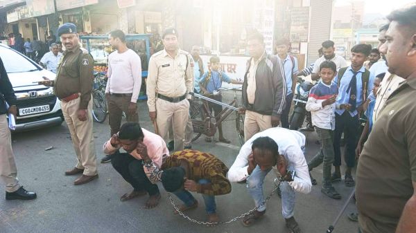 जिस दुकान में की रंगदारी, पुलिस ने वहीं कराई उठक-बैठक, कारोबारियों से माफी भी मंगवाई