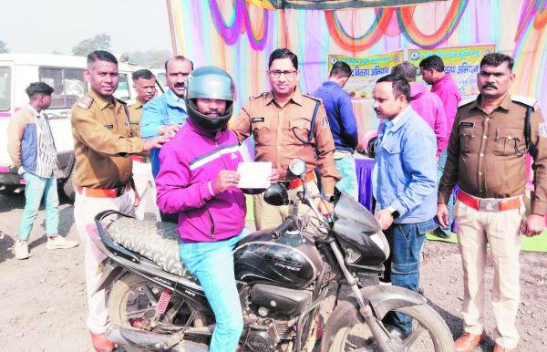 बिना हेलमेट चालकों पर कार्रवाई, नि:शुल्क हेलमेट वितरण