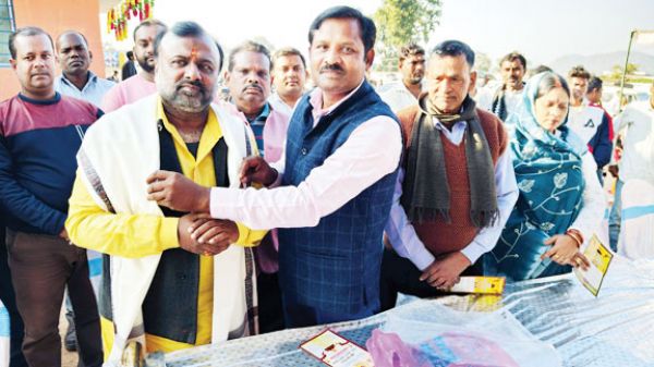 समाज सेवा के क्षेत्र में उल्लेखनीय काम करने पर रमन का सम्मान