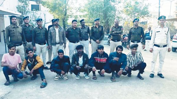 सोशल मीडिया पर हथियारों संग फोटो, 3 नाबालिग समेत 12 गिरफ्तार