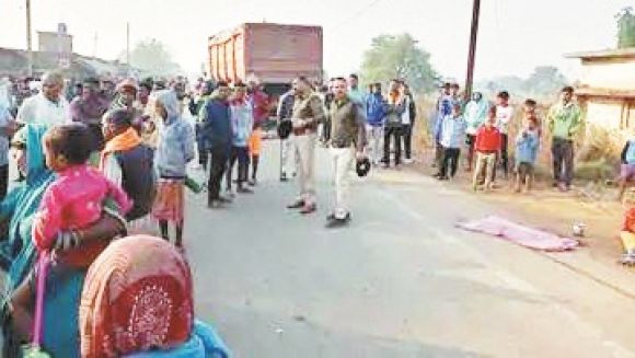 ट्रेलर की चपेट में मासूम की मौत, उत्तेजित लोगों का चक्काजाम