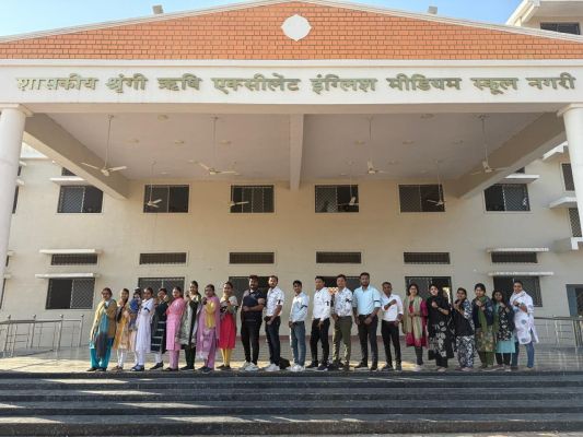 शिक्षक-कर्मियों ने काली पट्टी बांधकर किया विरोध प्रदर्शन