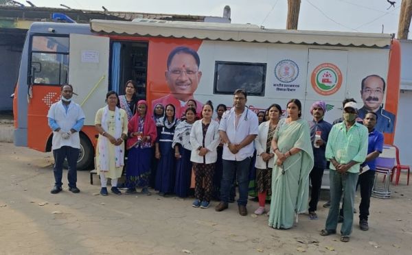स्वच्छता दीदियों का स्वास्थ्य परीक्षण