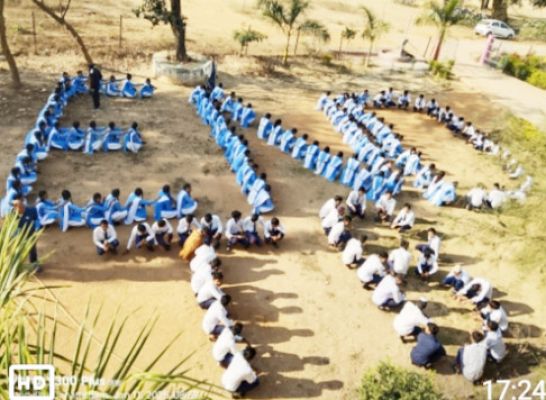 विद्यार्थियों ने बनाई मानव श्रृंखला