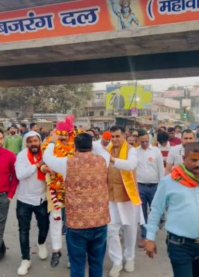 बजरंगियों ने कोमल  का किया स्वागत