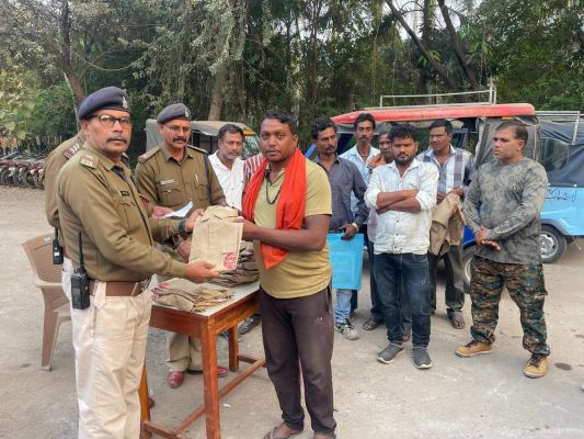 ऑटो व रिक्शा चालकों को वर्दी वितरण