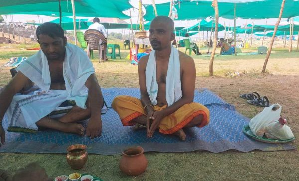 दिवंगत पत्रकार मुकेश की अस्थियों का कालेश्वरम में विसर्जन