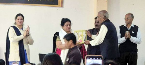 भारतेंदु साहित्य एवं कला समिति ने संध्या सिंह को किया सम्मानित