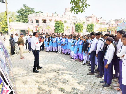 विद्यार्थियों को दी यातायात  नियमों की जानकारी
