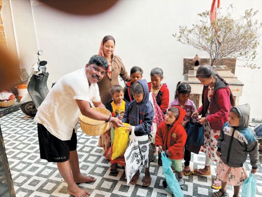 छेरछेरा पर पार्षद ने धान दान कर बच्चों को खिलाई मिठाई