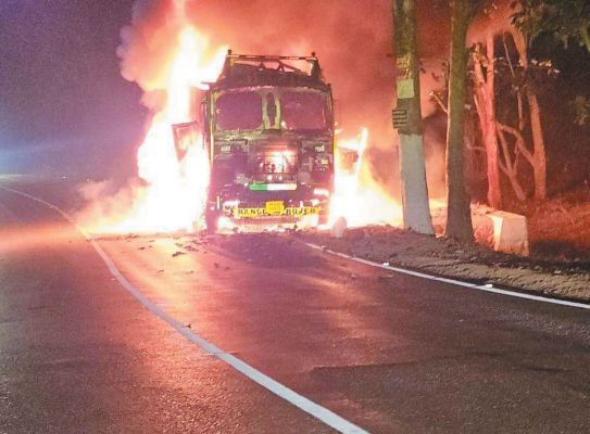 चलते ट्रक में लगी आग