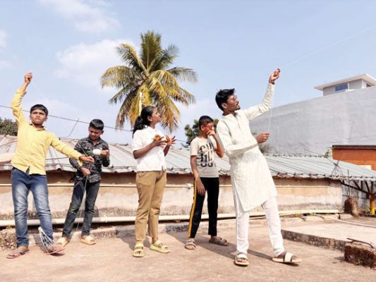 मकर संक्रांति पर उड़ाए पतंग