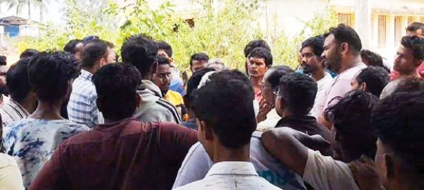  मुआवजे की मांग करते शव लेने से  किया मना, आश्वासन पर माने