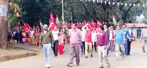 एनएमडीसी बचेली व किरंदुल परियोजना में लंबित वेतन समझौते पर श्रमिक संगठन ने सौंपा ज्ञापन