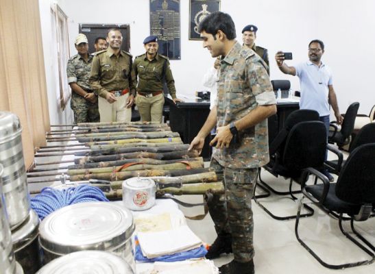  14 भरमार बंदूक समेत भारी मात्रा में नक्सली सामान बरामद