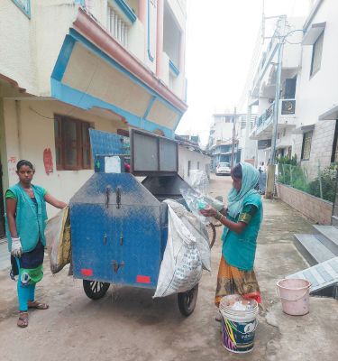 स्वच्छता दीदियां कचरा प्रबंधन से प्राप्त कर रहीं आर्थिक लाभ