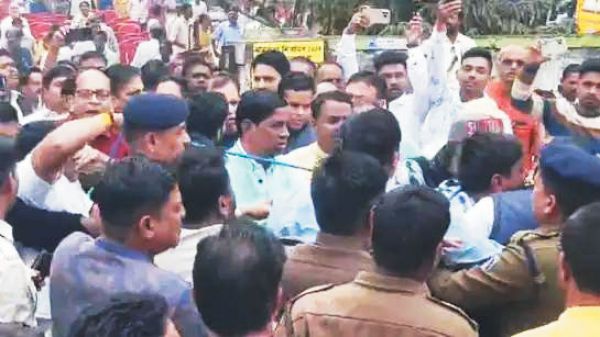 भाजपा-कांग्रेस कार्यकर्ता आपस में भिड़े, मारपीट