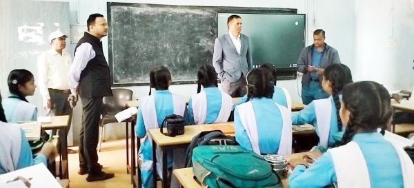 संभाग आयुक्त व कलेक्टर ने किया स्कूल का निरीक्षण