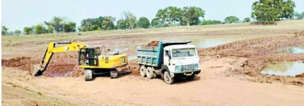 तालाब की अवैध खुदाई, गहराई में गिरने से मवेशी की हो चुकी मौत